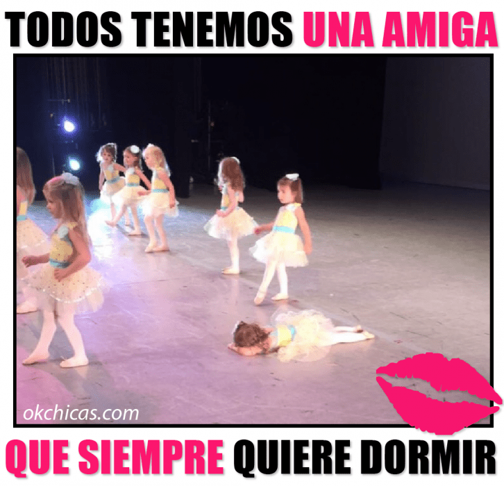 meme ok chicas niñas en escenario y niña acostada en el suelo