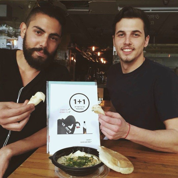 hombres sentados comiendo 