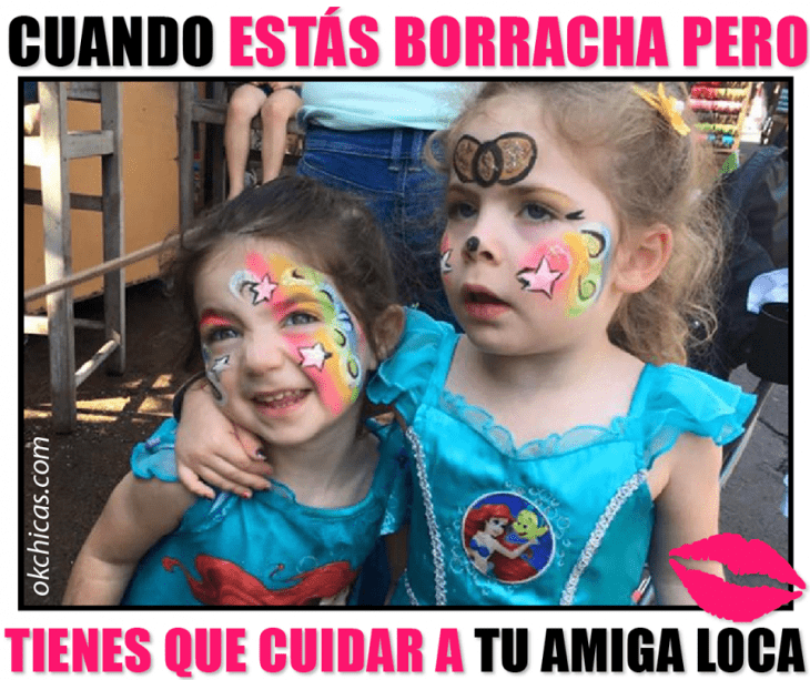 meme ok chicas niñas con vestido azul y cara pintada 