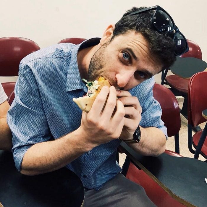 Cuenta en Instagram con hombres Isrraelís guapos comiendo hummus 