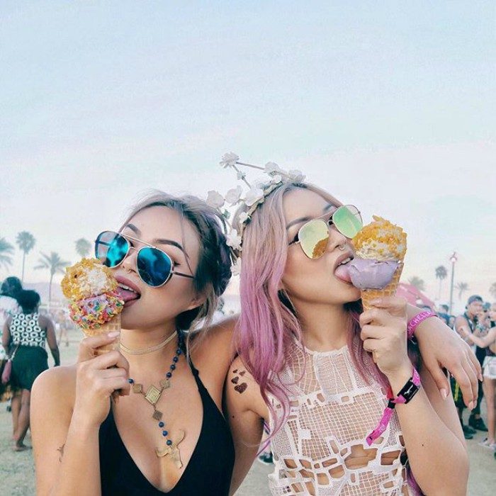 mujeres con lentes comiendose un helado 