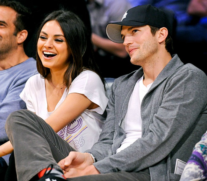 pareja sentada viendo partido de basketball 