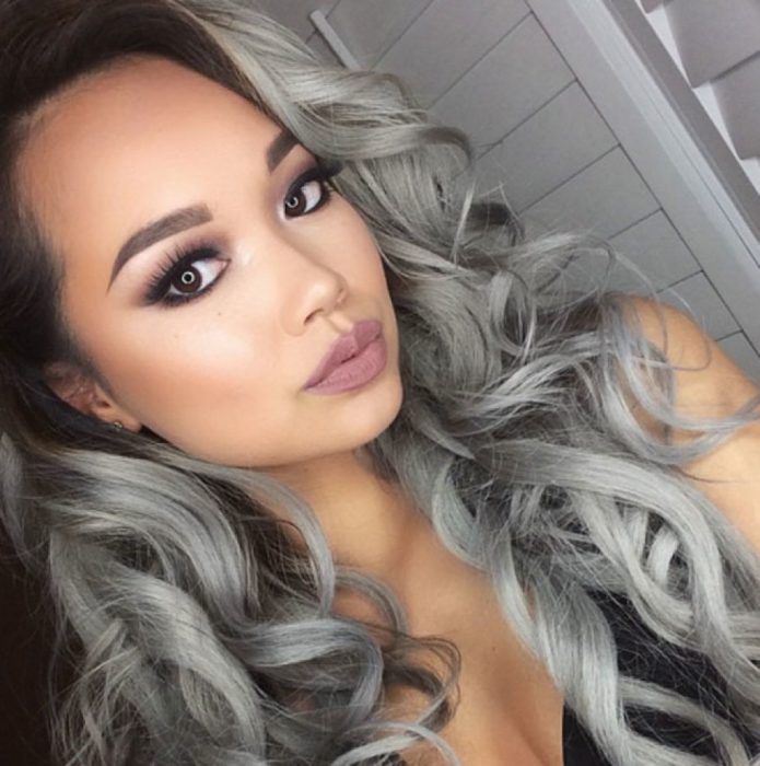 mujer morena con cabello gris 