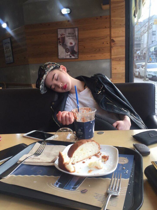 Chica durmiendo en un restaurante 
