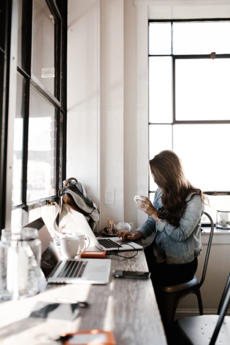 Chica trabajando en su escritorio y diseñando