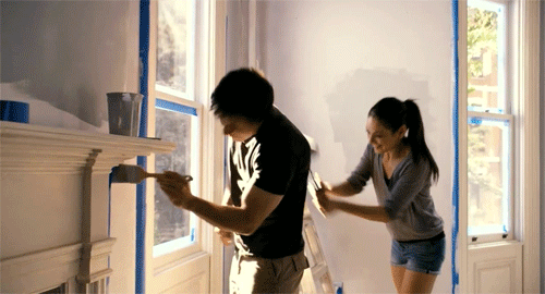 gif pareja pintando pared