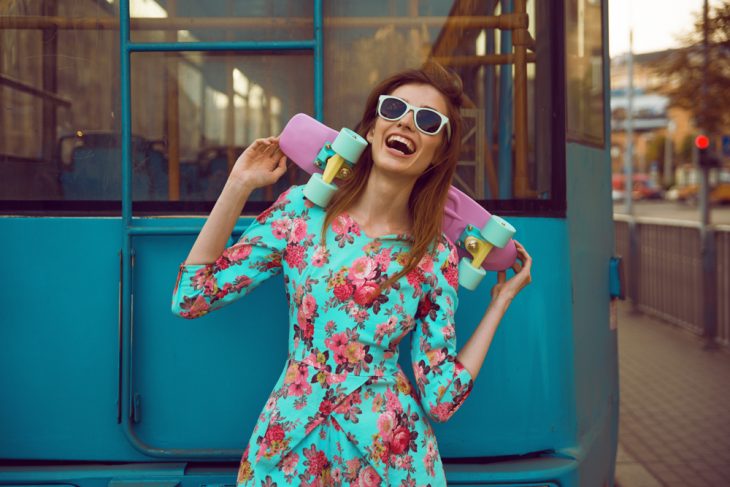 chica contenta con una patineta