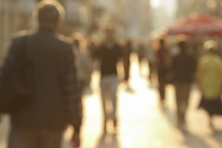 vista borrosa de personas en la calle