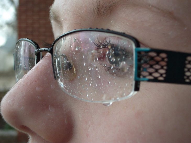 chica lentes mojados por lluvia