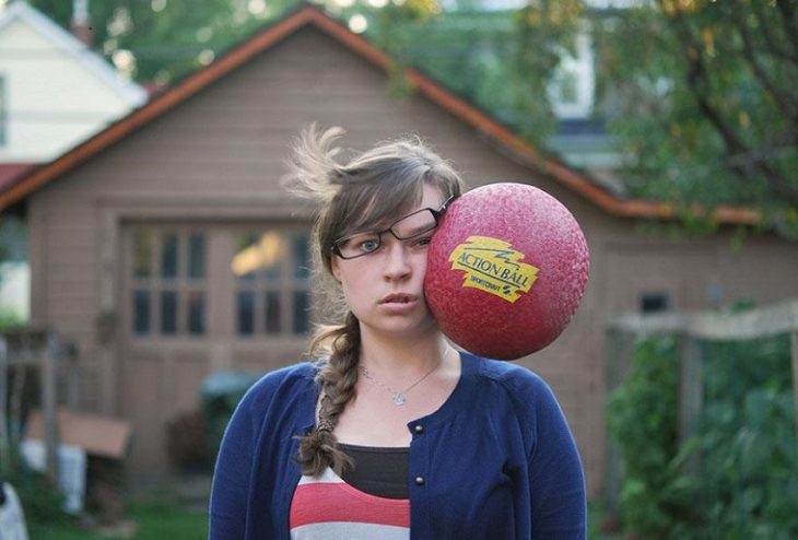 chica es golpeada por balón