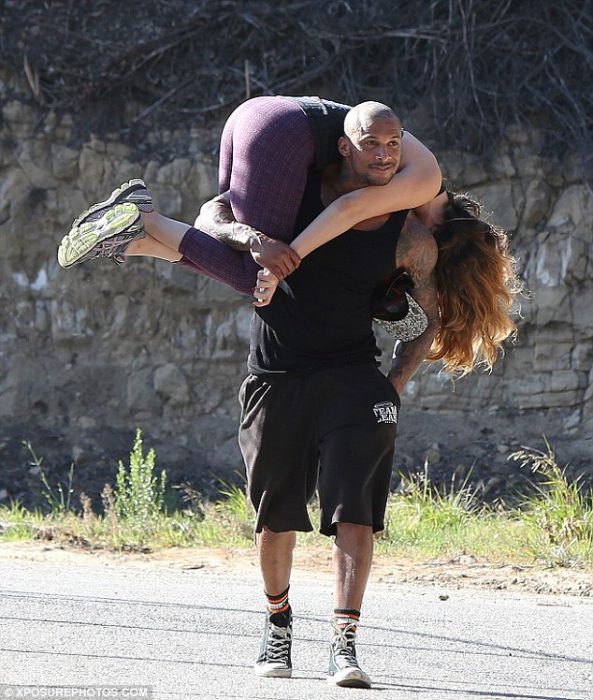 chico levantando a chica