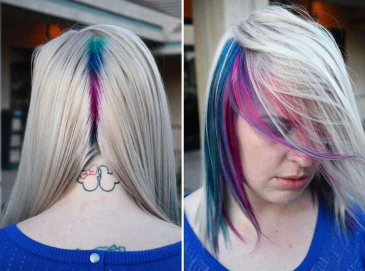 Chica con las raíces del cabello teñidas en colores azul, rosa y verde