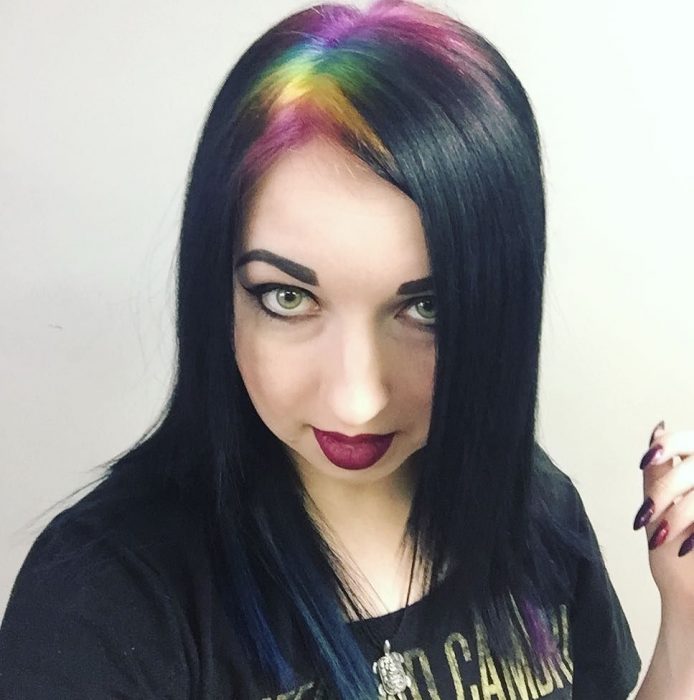 Chica con las raíces del cabello teñidas en colores 