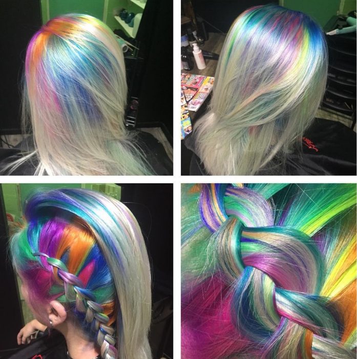 Chica con las raíces del cabello teñidas en colores del arcoíris