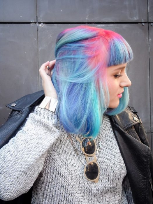 Chica con las raíces del cabello teñidas en color rosa 