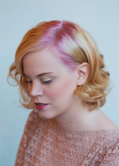 Chica con las raíces del cabello teñidas en color rosa 
