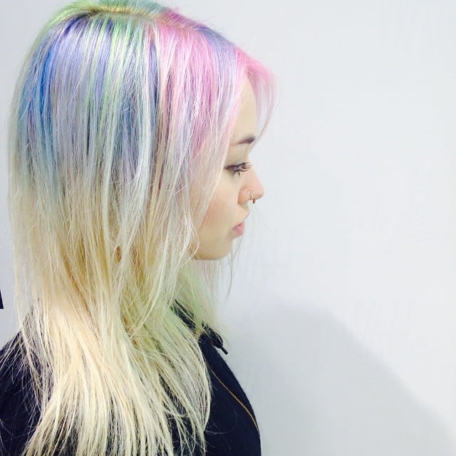 Chica con las raíces del cabello teñidas en colores del arcoíris 