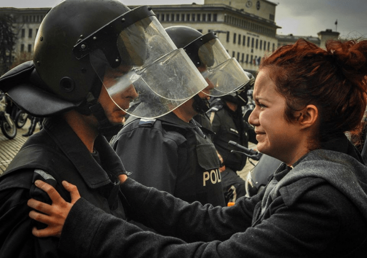 chica se enfrenta a soldado