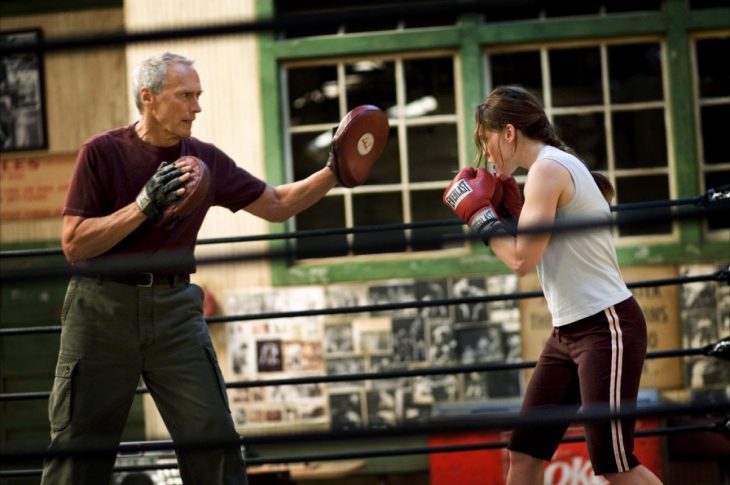 hombre mayor entrenando box a chica