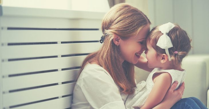 madre con hija pequeña