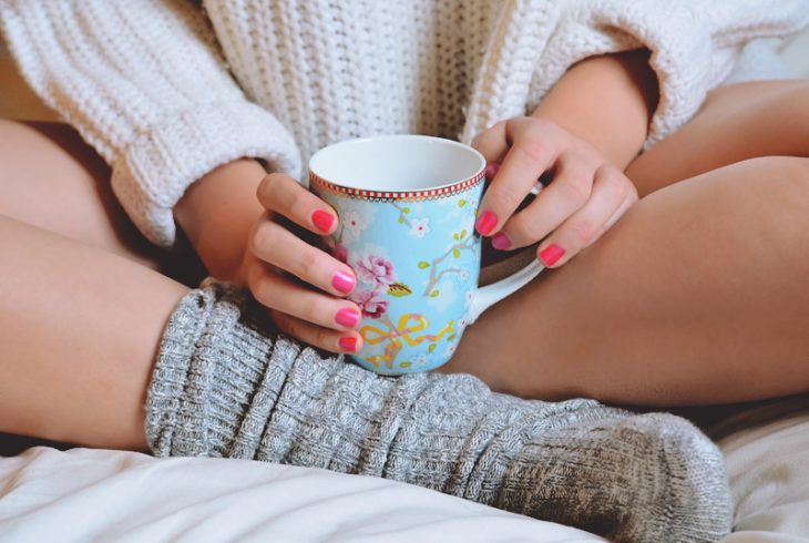 chica con calcetines tomando café