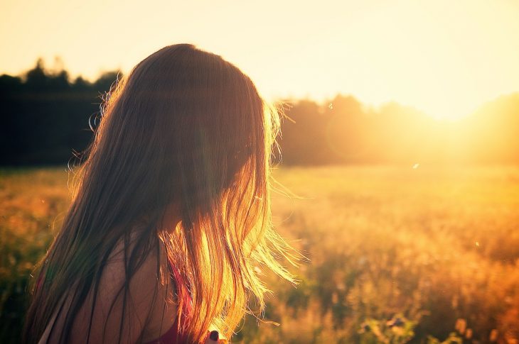 chica en el campo al atardecer