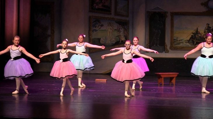niñas bailando en escenario