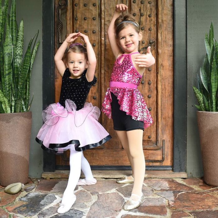 pequeñas bailarinas con traje de brillo