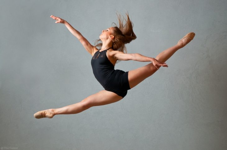 chica bailarina en salto