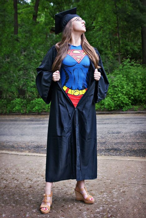 chica con toga y blusa de superwoman debajo