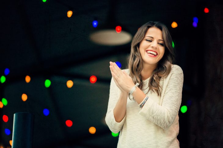 chica sonriendo foto graduación