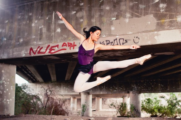 chica salto de ballet debajo puente