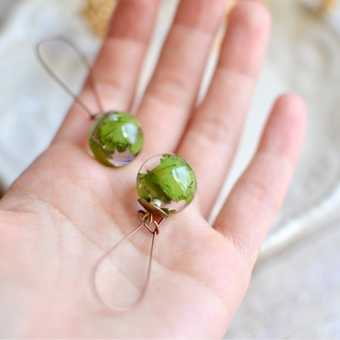 aretes esféricos con plantita adentro