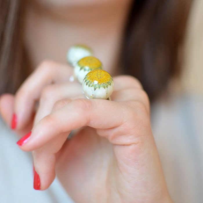 anillo con flores encapsuladas en resina