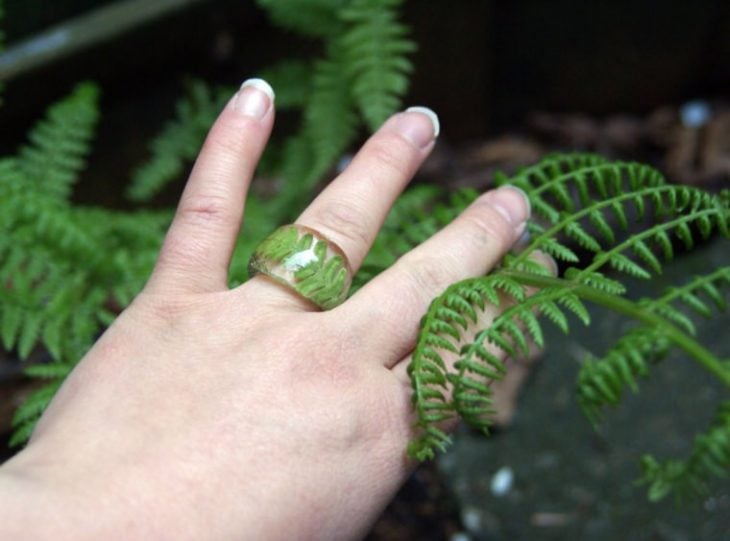 anillo de resina con hojas
