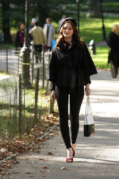 Blair Waldorf usando un conjunto en color negro 