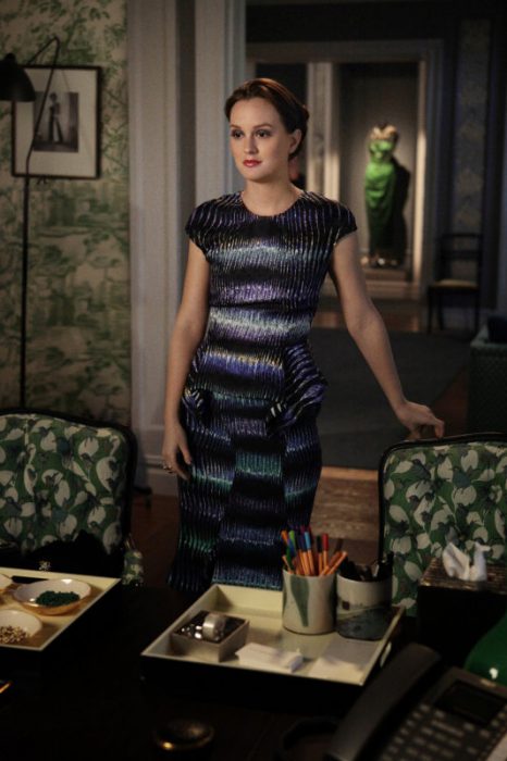 Blair Waldorf usando un vestido en color azul eléctrico con tonos en morado