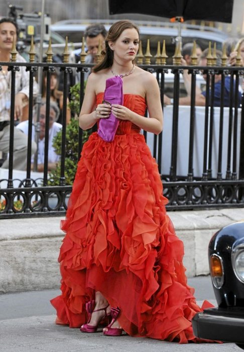 Blair Waldorf usando un vestido en color naranja con un bolso y zapatos en color rosa 