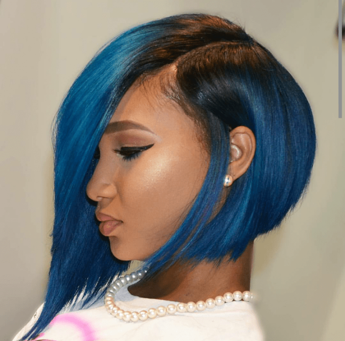 mujer morena cabello corto color azul 