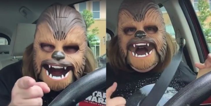 mujer con mascara de chewbacca en coche 