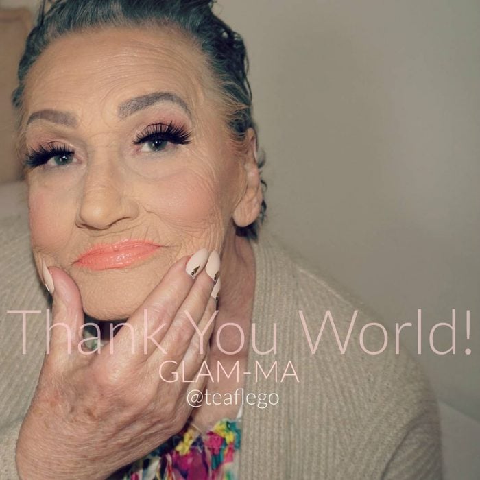 Abuela de 80 años con maquillaje y pestañas
