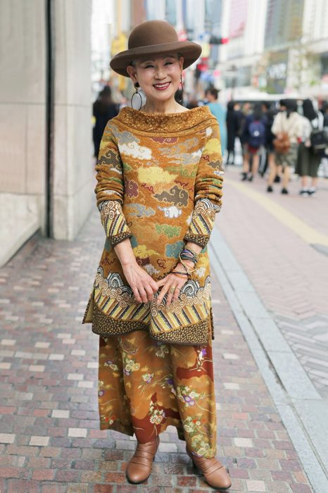 Mujer vestida con un conjunto tribal en color dorado