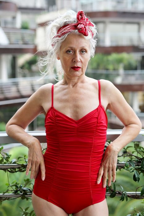 Mujer mayor usando un traje de baño de una pieza en color rojo 