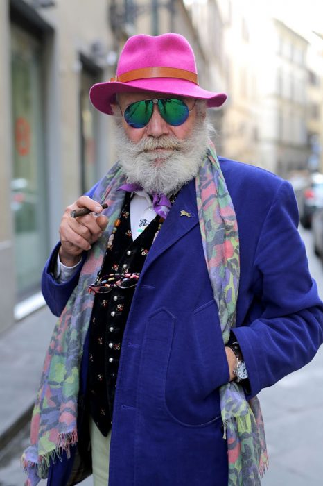 Hombre mayor con barba usando un traje en color azul