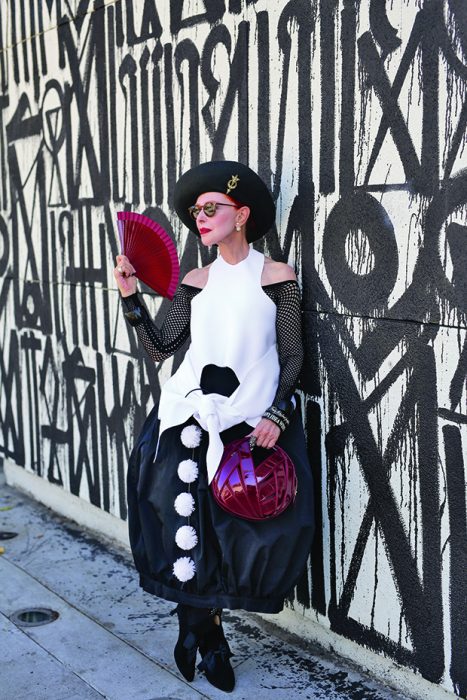 Mujer mayor vistiendo con un conjunto en color blanco con negro 
