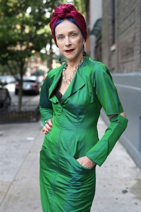 Mujer usando un traje en color verde 