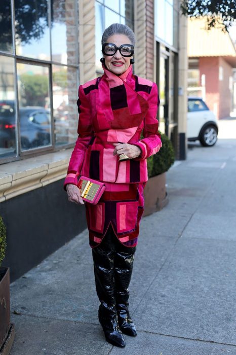 Mujer usando un conjunto en color rosa 