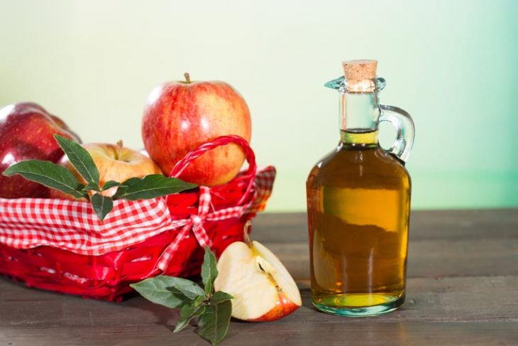 vinagre de manzana y manzanas en una cansta 