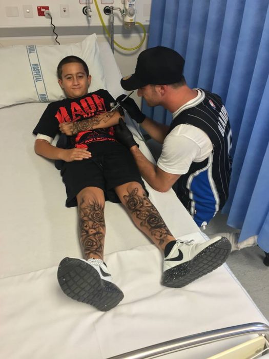 Artista creando tatuajes temporales para niños en el hospital 