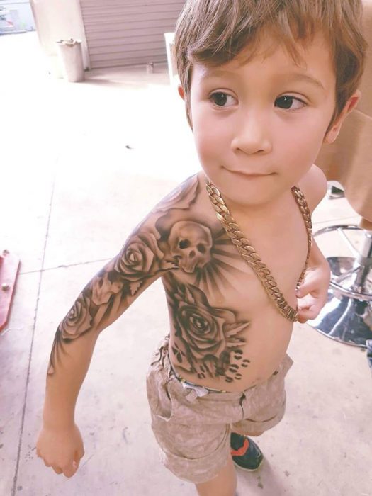 Artista creando tatuajes temporales para niños 